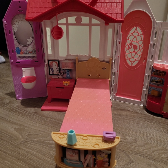 Mattel Barbie Glam Getaway Portable Doll House - Picture 8 of 11